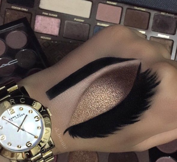 FashionCanada's tweet photo. Hand makeup is the most genius new trend: https://t.co/OBzyypHJx8 https://t.co/ELg1fdY6aq