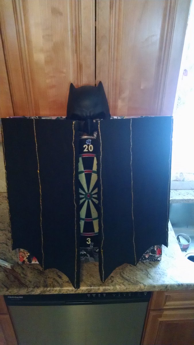 MrBenAU's tweet photo. Made my own #batman #dartboard #DCCollectibles @DCComics @Ssnyder1835 @GregCapullo #BatmanvSuperman #notdeadpool https://t.co/ZtJkdN9yWr