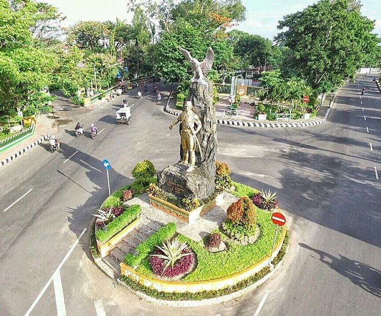 Selamat pagi! Ada rencana jalan-jalan ke mana kalian sabtu ini? | Monumen Kediri Syu | Oleh : JAZABD