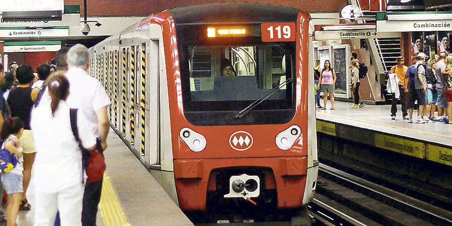 latercera's tweet image. Metro subirá la tarifa del pasaje en horario punta desde el lunes lt.cl/Yh8sp
