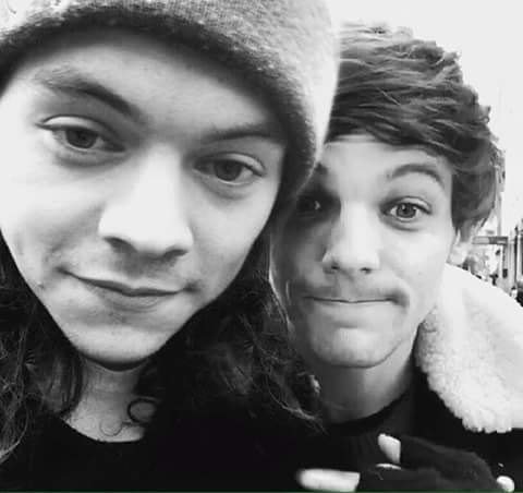 18home16's tweet photo. Me preparó mentalmente para cuando sus cuentas de Twitter e ig estén invadidas de fotos así #LarriesDeserveRespect https://t.co/T7CYkma4Jh