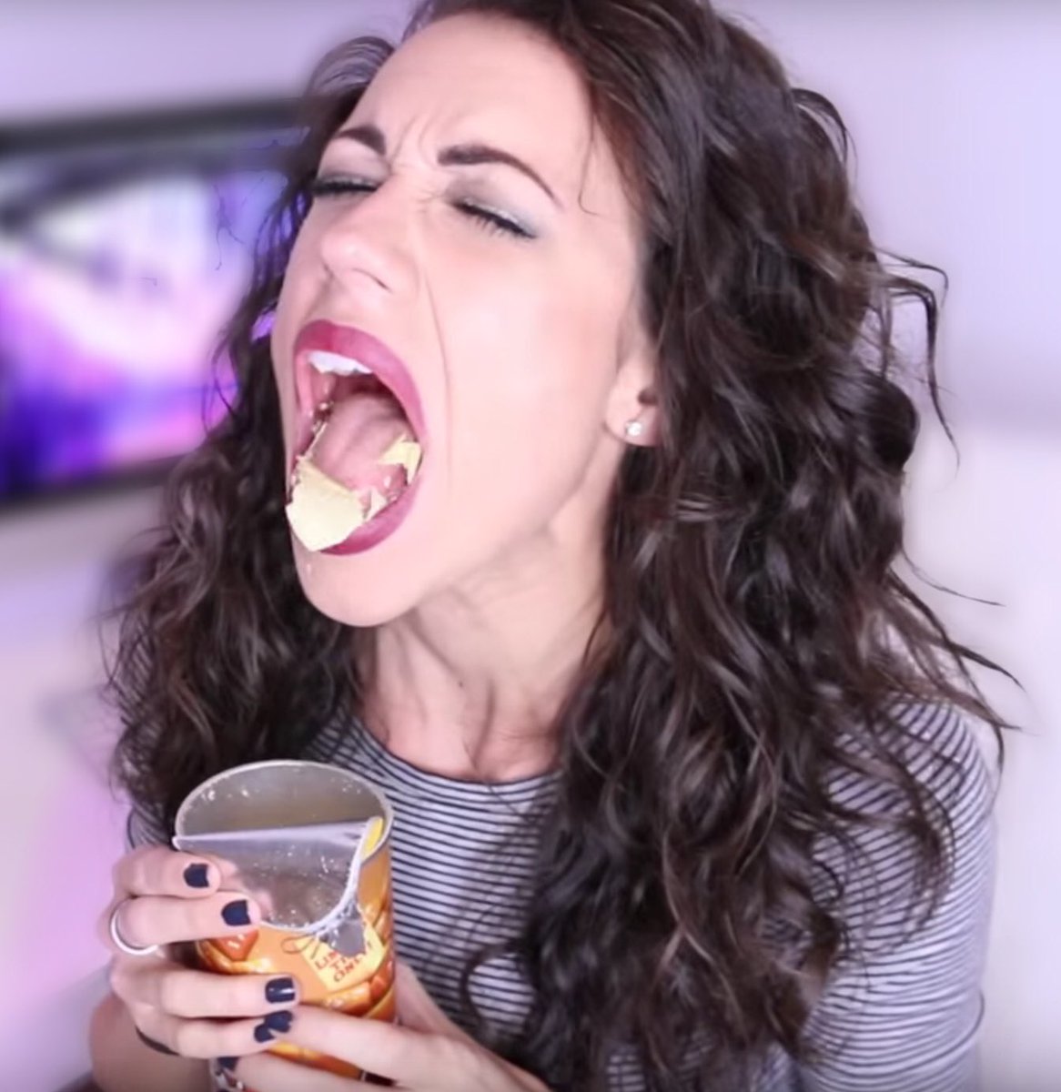 Colleen Ballinger🎗 on X: Did you watch my new video yet?!? I eat sweet  Pringles and THEY NASTY. t.conynJI9bVPU t.comx8IDsTS0G   X