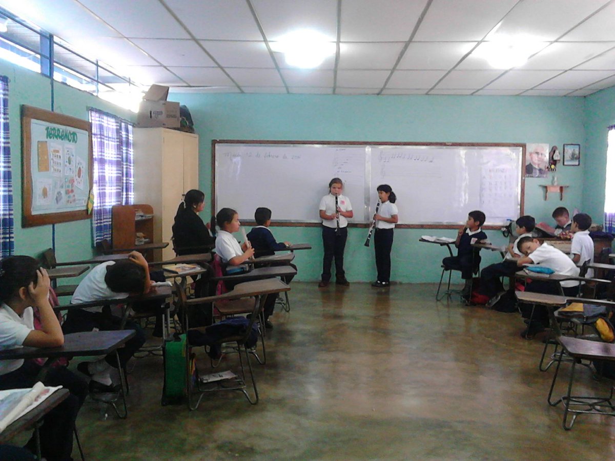 🎼 Dúo de clarinetes en Fe y Alegría interpretando su primer recital en el Día de la Juventud. #ElSistemaCumple41