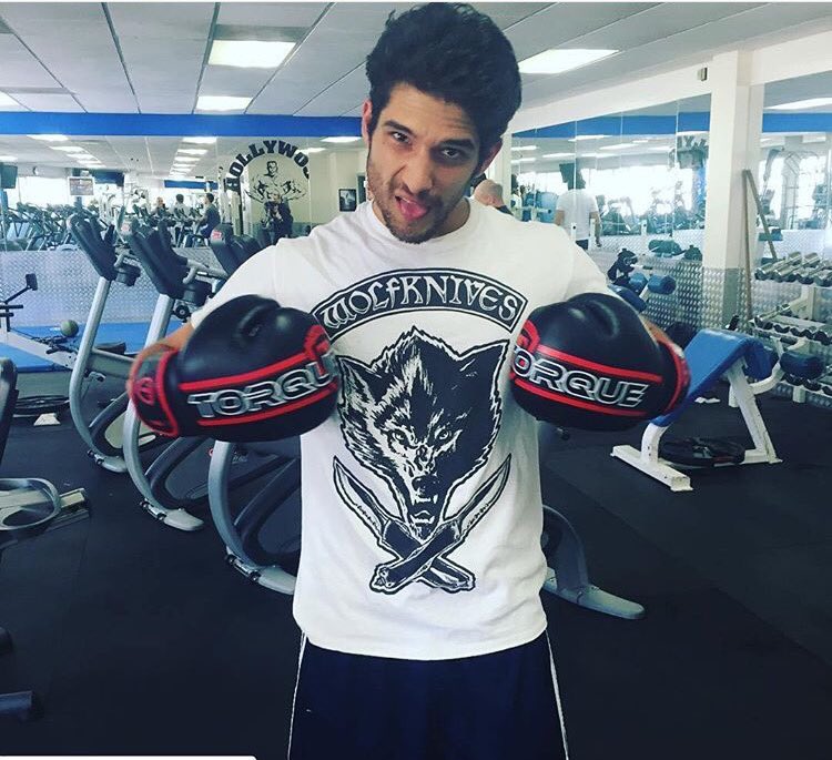 Torque1net's tweet photo. Shoutout to my mate #tylerposey Rockin the #thewolfknives T & #torque1_net gloves. Looks like someones gettin ready! https://t.co/6uDFdKFrRl