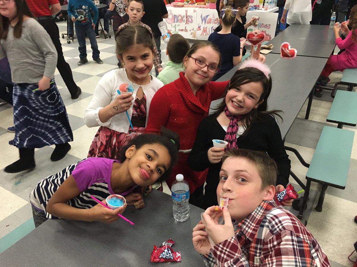 StephenDuff5's tweet photo. We can "heartly" believe how much fun we're having! #WCESValentinesDance2016 https://t.co/NeMPUQhzC0