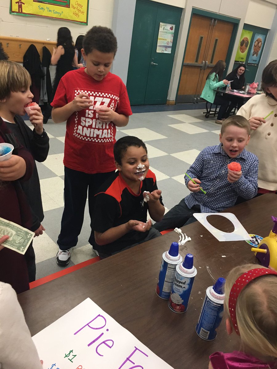 StephenDuff5's tweet photo. We can "heartly" believe how much fun we're having! #WCESValentinesDance2016 https://t.co/NeMPUQhzC0