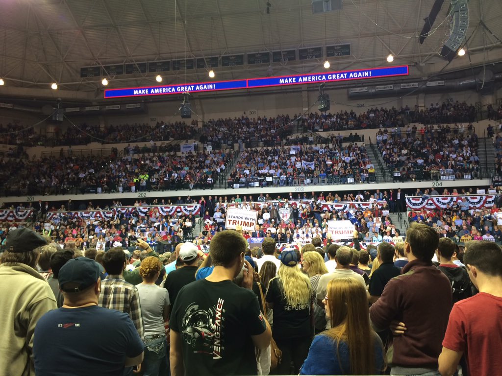 WFLA's tweet image. #TrumpTampa watch live now on WFLA.com!