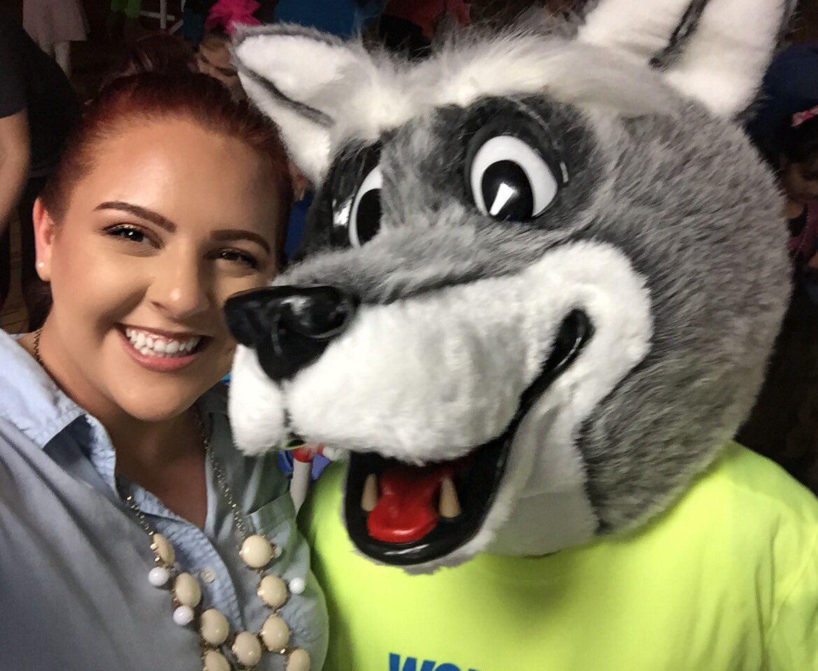 MsAmberLindsey's tweet photo. Loved seeing everyone dressed in their 80s outfits! #ilovethe80s #mtvflashback #twehowl #skatenight https://t.co/jUm9PiCbUs
