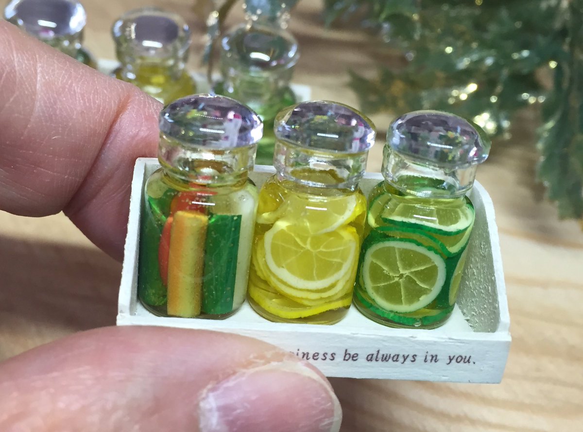 こるは 瓶入りのミニチュアピクルスやレモネード ライムができあがりました いつもよりもっと小さいサイズです 4枚目の写真の左側がいつものサイズです T Co 2dgfsubkte