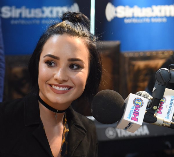 demelthes's tweet photo. toy asi 😍 #Lovatics #BestFanArmy #iHeartAwards https://t.co/6ojKTVeVnZ