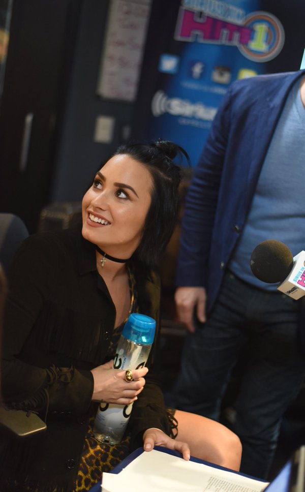 demelthes's tweet photo. toy asi 😍 #Lovatics #BestFanArmy #iHeartAwards https://t.co/6ojKTVeVnZ