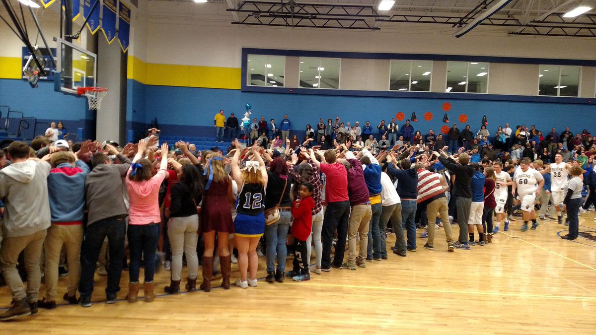 KRadsClasses's tweet photo. Victory Tunnel!! #BruinPride @bruinsquad @BburgHSBruins @mcps_va @MarkMiear https://t.co/HXVhjzC2YE