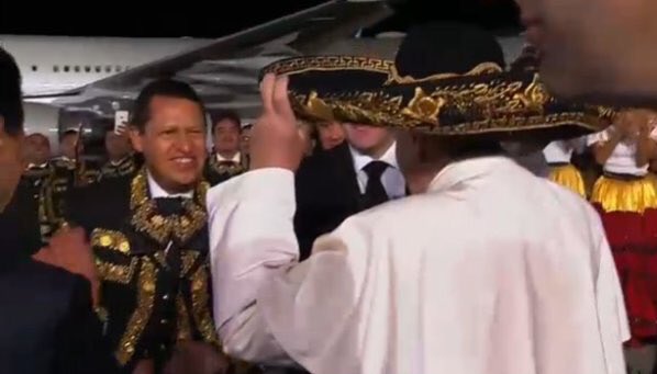 Hermoso momento en el que Hugo Chávez le presta su sombrero