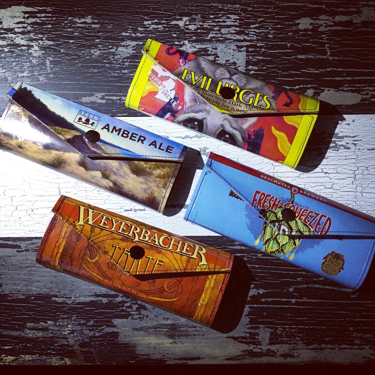 MindysBeerGear's tweet photo. New wide lady's #beerwallets on #Etsy made from #craftbeer 6packs https://t.co/vDbO0aFEts #beergear #mindysbeergear https://t.co/GREfu4xjYs