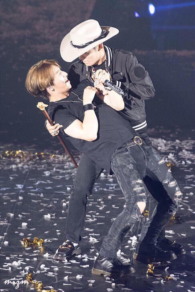 viaej's tweet photo. Mommのときのタプテソ見てて、デソンが、タプに通訳して��り、後ろで2人笑ってるの見ると、��分お預けなんだ、って思っちゃう。でも、VIPとして、待つのが仕事。2021年に笑って迎えたい。ずっと待つって人RT https://t.co/MqVjA8GLmA