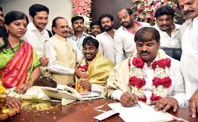 BharatToday's tweet photo. కేబినేట్ హోదా కోరుతున్న మేయర్?
#Mayor #GHMC #Hyderabad #TRS #CabinetStatus #Rammohan
https://t.co/MLDnaOPESj https://t.co/LE7CDZWyhD