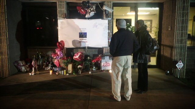 Camera_girl_Nee's tweet photo. Mourners stop by the #RiverdalePD to look at a growing memorial for fallen officer Maj. Greg Barney @wsbtv https://t.co/zjz1Pf2Hqa
