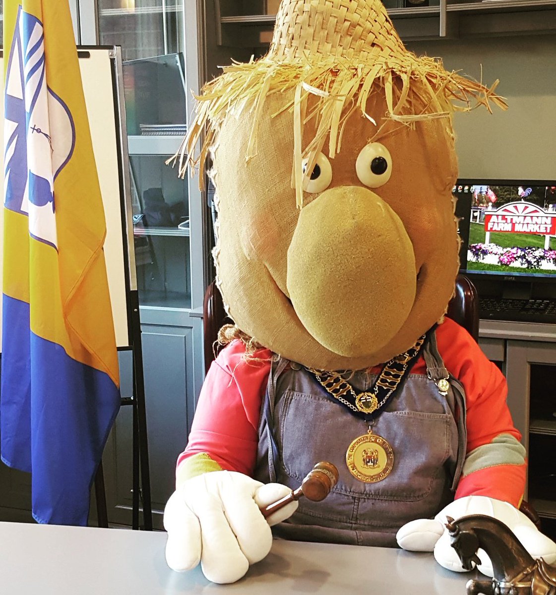 MarkhamFaircrow's tweet photo. There's a new Mayor in town! #Mayor4aday #faircrow @markhamfair @YorkRegion #community #lendahand @townofws https://t.co/y1FnEOSZ7x
