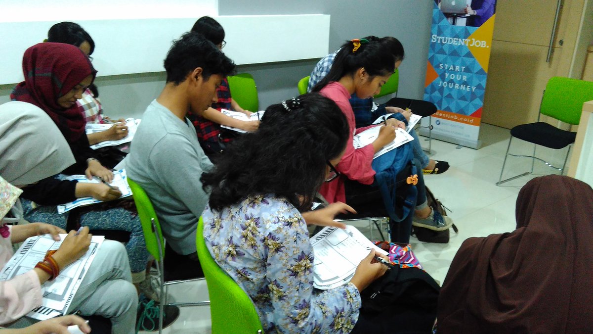 IDstudentjob's tweet photo. Sekarang para peserta #IDStuDi mulai praktekkin personal branding https://t.co/aW8v3qMVNO