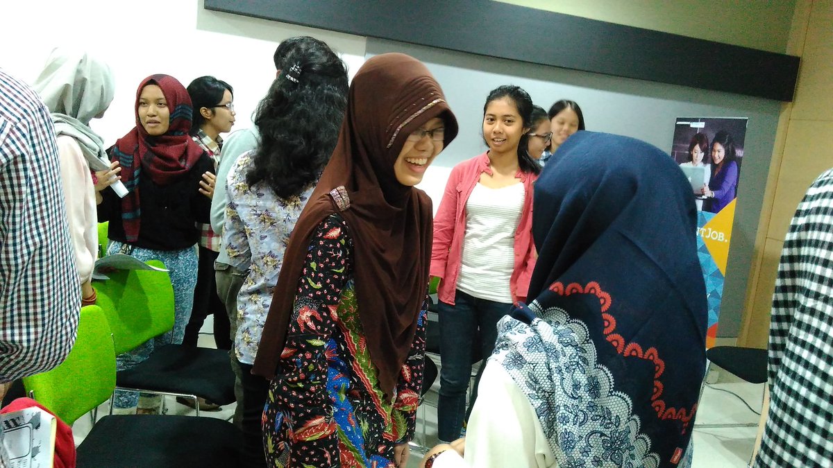 IDstudentjob's tweet photo. Sekarang para peserta #IDStuDi mulai praktekkin personal branding https://t.co/aW8v3qMVNO