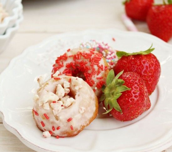 greatdonuts's tweet photo. White Chocolate Strawberry donuts. https://t.co/xcKVnF9J5k