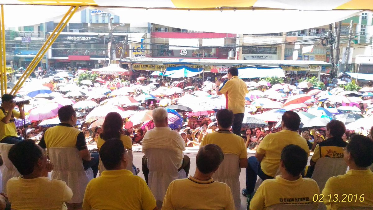 roxasrobredo's tweet photo. Yes! #MarLeniSaAlbay na! Welcome to Tabaco City! Grabe ang init ng pagtanggap dito! https://t.co/s2V7GotSlp
