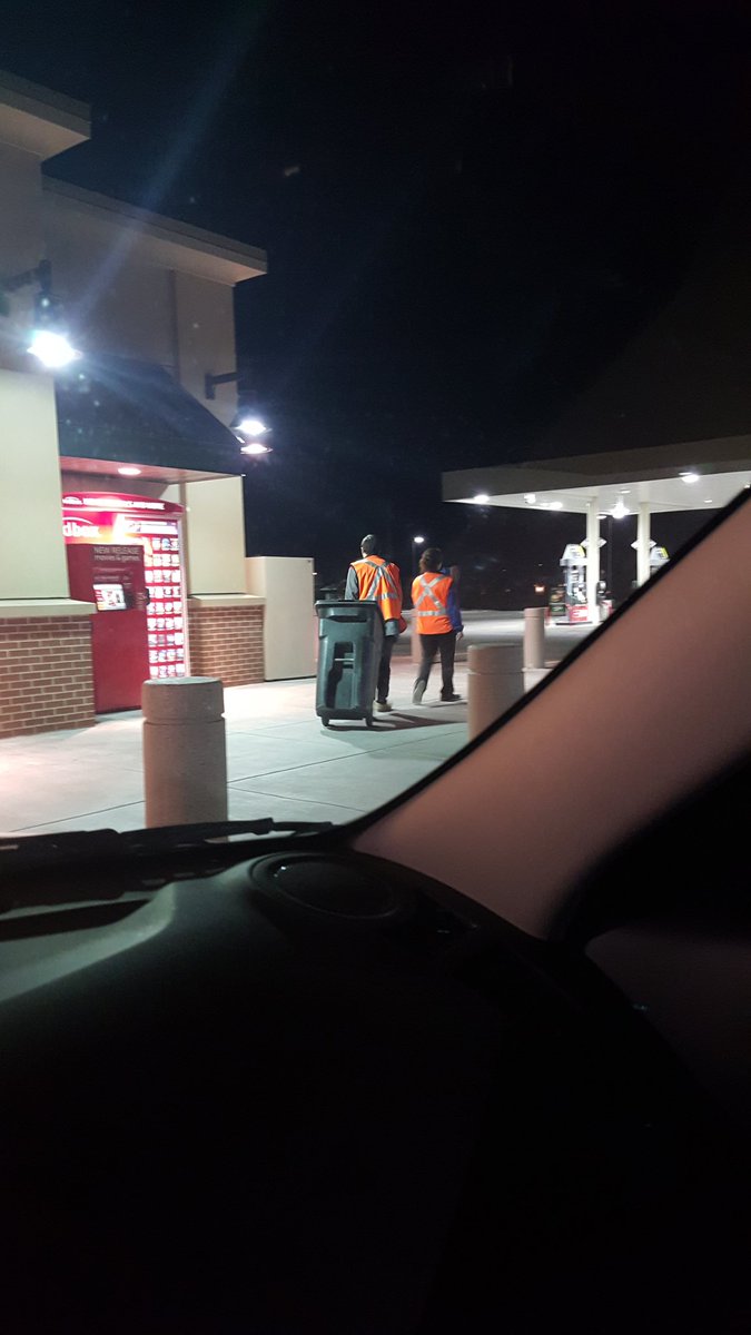 rywin89's tweet photo. #SafetyFirst when you're emptying the trash, #KwikShop workers! 😅 https://t.co/qDeaxMoSsz