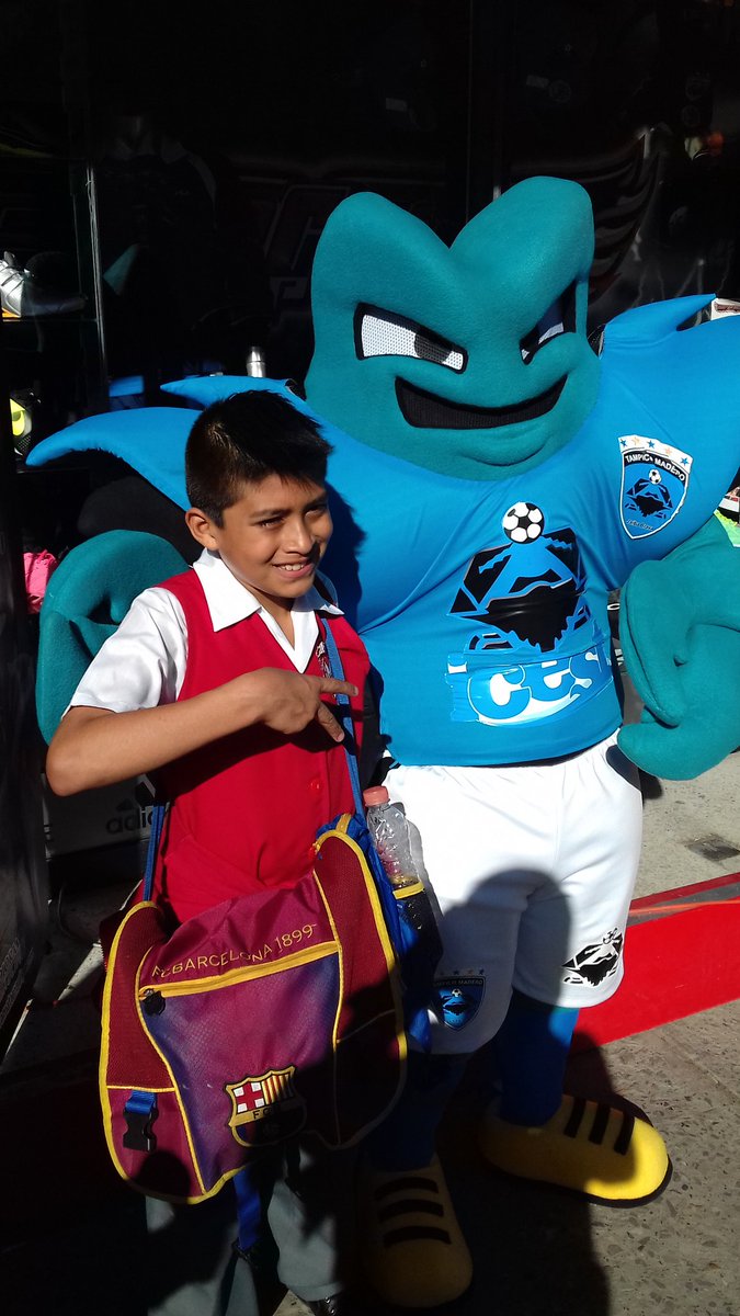 Los niños se acercaron a Tampicudo....la botarga de la Jaiba Brava