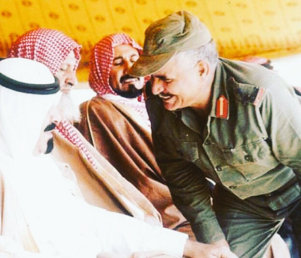 الملك عبدالله بن عبدالعزيز وبجانبه الشيخ عمر ابا العلا والشيخ عبدالعزيز بن جامع رحمهم الله

#موروث_عتيبه