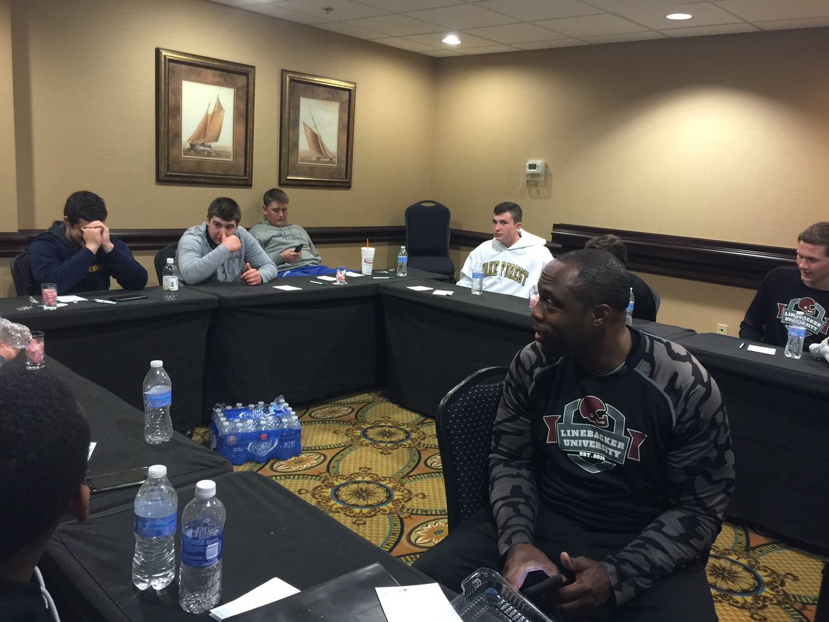 LinebackerCamps's tweet photo. Linebacker University putting late night film session! #latenightworks https://t.co/DbjX5VT3T3