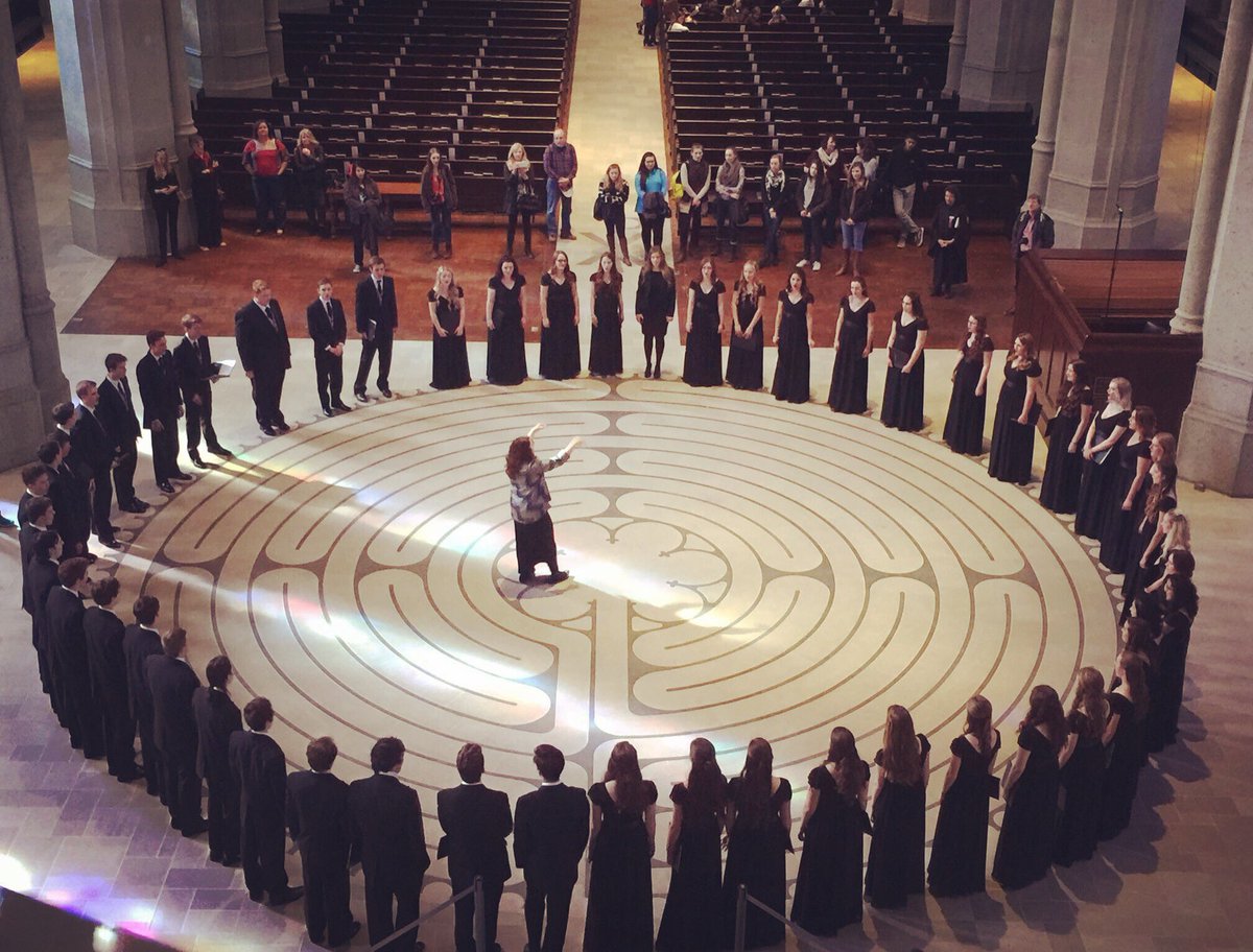 HorizonChoirs's tweet photo. #townecriers performing @ #gracecathedral #sanfrancisco on tour #horizonchoirs #HHS https://t.co/RtPZrEv3qE