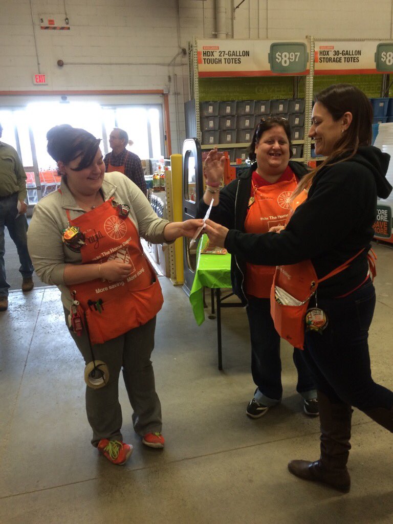 mekasmhd's tweet photo. Kayla receiving homer badge for outstanding customer service!!! Congrats!!!!!! https://t.co/x6TC1EdGnA