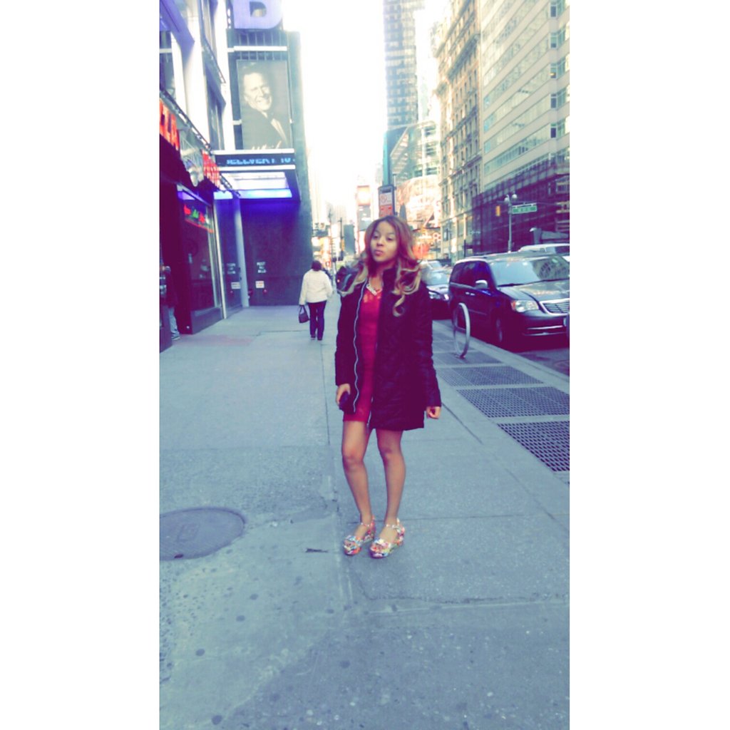 LisbethMartee's tweet photo. La vida te pondrá obstáculos , Pero los  límites los pones tuu! 😚😘💓🎬#TimeSquare https://t.co/tVrqMaBbwh