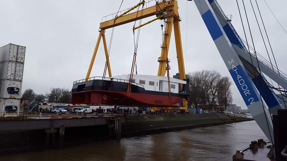 Nieuwbouw duwboot Patrijs in het water gezet  scheepvaartnieuws.maasmondphoto.nl/nieuwbouw-duwb…