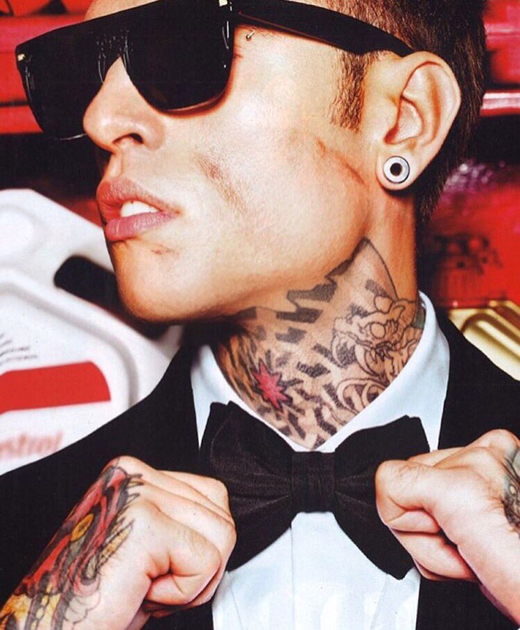 Fedez's tweet photo. Buon Weekend! 😎 https://t.co/N4jZ5x0knH