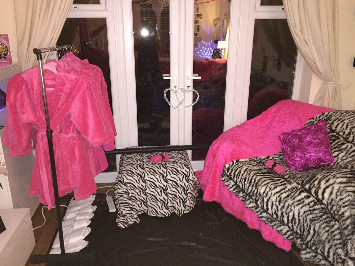 DollyParties's tweet image. Pink / zebra colour theme party 💅