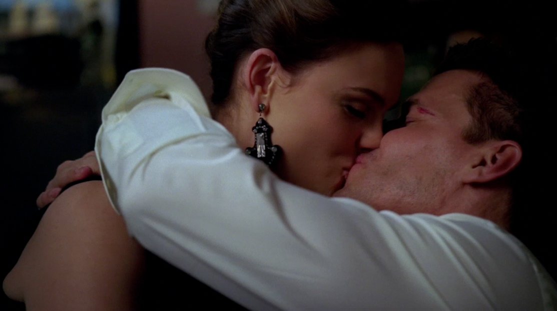 #본즈 법의인류학자 브레넌과 그 동료들이 FBI요원 부스와 팀을 이뤄 살인사건의 진실을 파헤치는 드라마. 법의학자 겸 소설가 캐시 레익스가 모델....