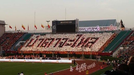 yoonvisual's tweet photo. การแข่งขันจบลงแล้ว ��รรมศาสตร์ชนะจุฬาไป 5-1 #TUCUBall71 (รูปสแตนด์ฝั่งมธ.ตอนยิงประตูที่ 5 ได้ สาแก่ใจยิ่งนัก 5555555) https://t.co/qy6SniXxzt