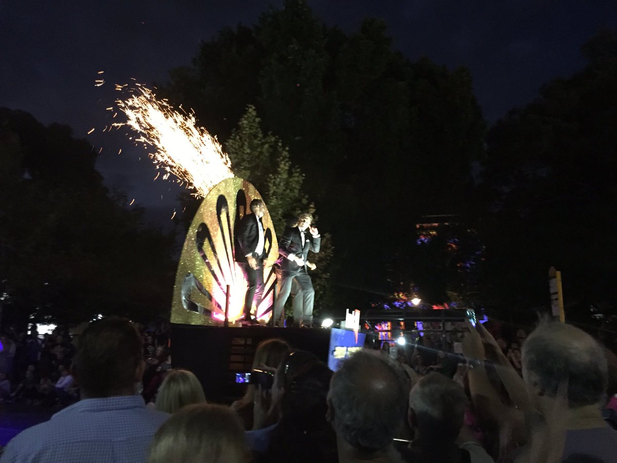 Chris_CPH's tweet photo. A really great parade to kick off #ADLfringe #adlfringe2016 @adelaide_fringe, I'm suitably impressed #Adelaide https://t.co/SqBkxn8BSy