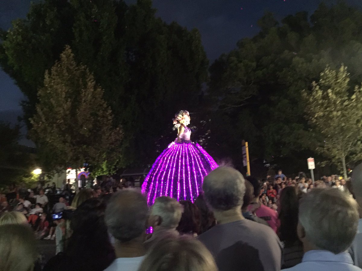 Chris_CPH's tweet photo. A really great parade to kick off #ADLfringe #adlfringe2016 @adelaide_fringe, I'm suitably impressed #Adelaide https://t.co/SqBkxn8BSy