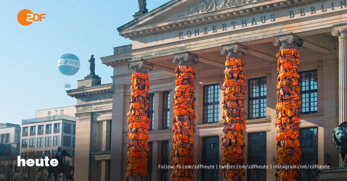 ZDFheute's tweet photo. Chinesischer Künstler @aiww erinnert mit Schwimmwesten-Installation am Gendarmenmarkt an Flüchtlings-Schicksale. https://t.co/qwU47VDQiF