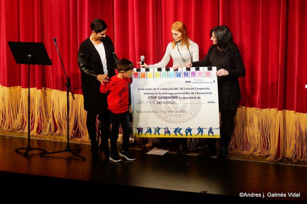 mariaevasaenzr1's tweet photo. Concierto solidario a beneficio de #StopSandhoff todos con @daunpasoconmigo @RarasReales @FEDER_ONG @Tay_Sachs 💚👣👣👣 https://t.co/KfeTUZoCsV