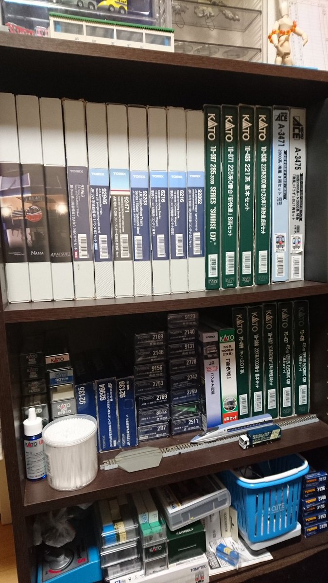 てっちゃん またまたnゲージ収納ラックを綺麗にw 入りきらなかったケースは隣の本棚へ無理やり突っ込みました T Co Fvguoofzmd