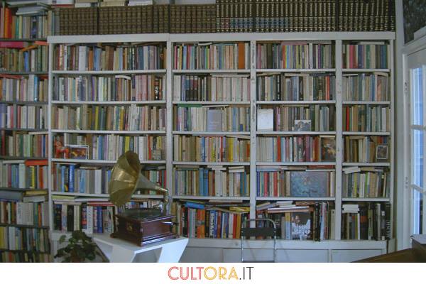 cultorait's tweet photo. Chi accumula libri accumula desideri; e chi ha molti desideri è molto giovane, anche a ottant’anni.
- Ugo Ojetti https://t.co/k3Lb3pZoQP