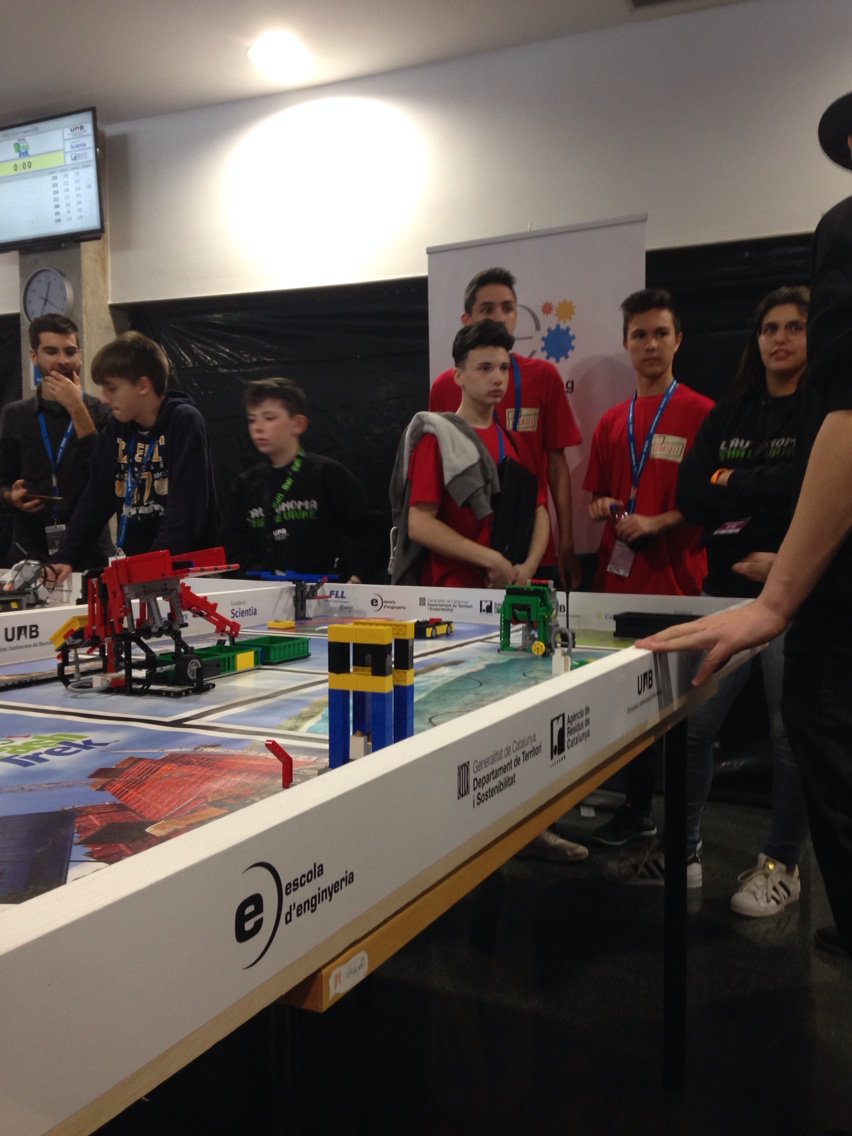 fll_UAB's tweet photo. a punt per la darrera ronda del joc del robot #flluab https://t.co/BG3s1BFRWA