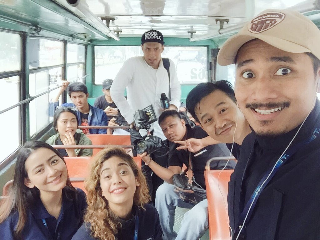 caesargunawan99's tweet photo. naik bus dl ahhh..dinginnnn 😂😂😨 .. tebak, kami naik bus jurusan mana? @netmediatama 😄😃😁😀😊😆😅 https://t.co/t6ern2YWPH
