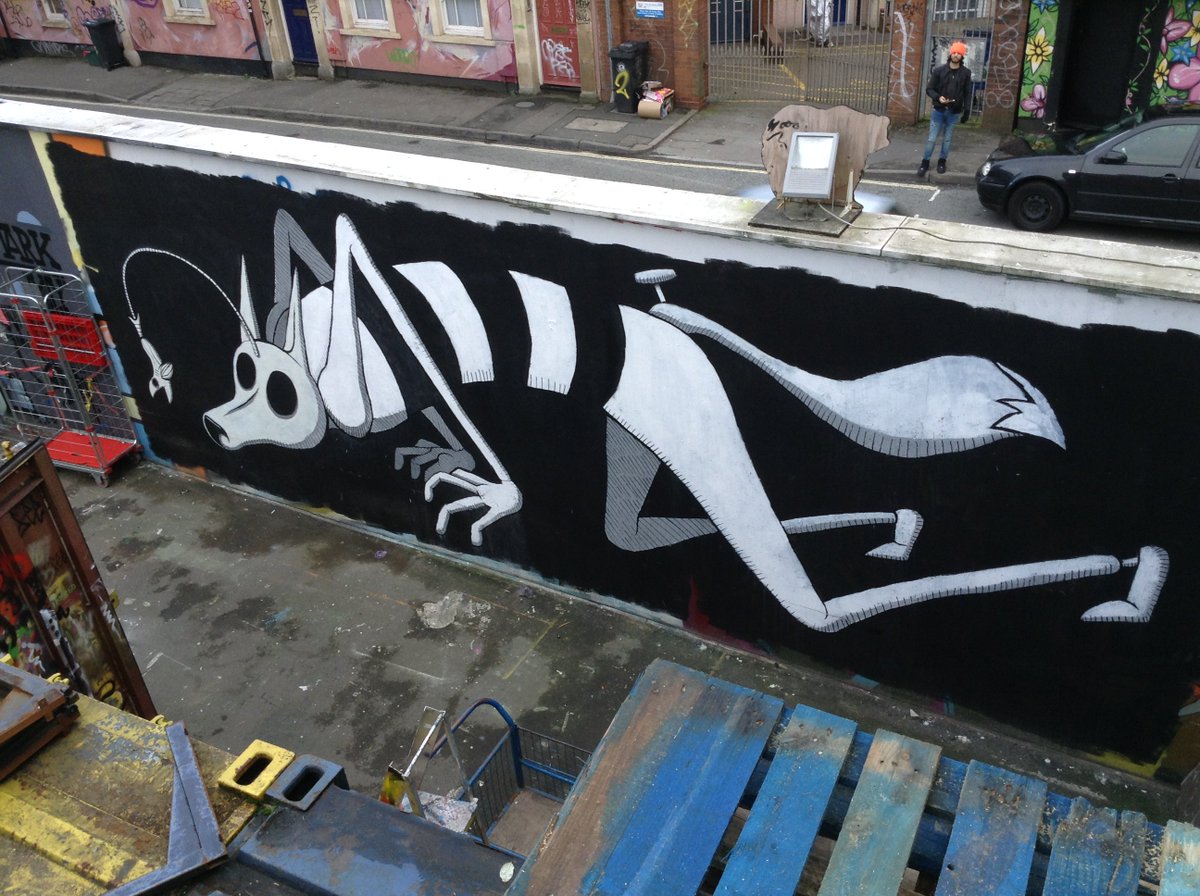 mrtommead's tweet photo. Different angle from first really big piece, much more soon.#murals #streetart #fineart #mrmead #bristolsurrealart https://t.co/3iOedVjmTE