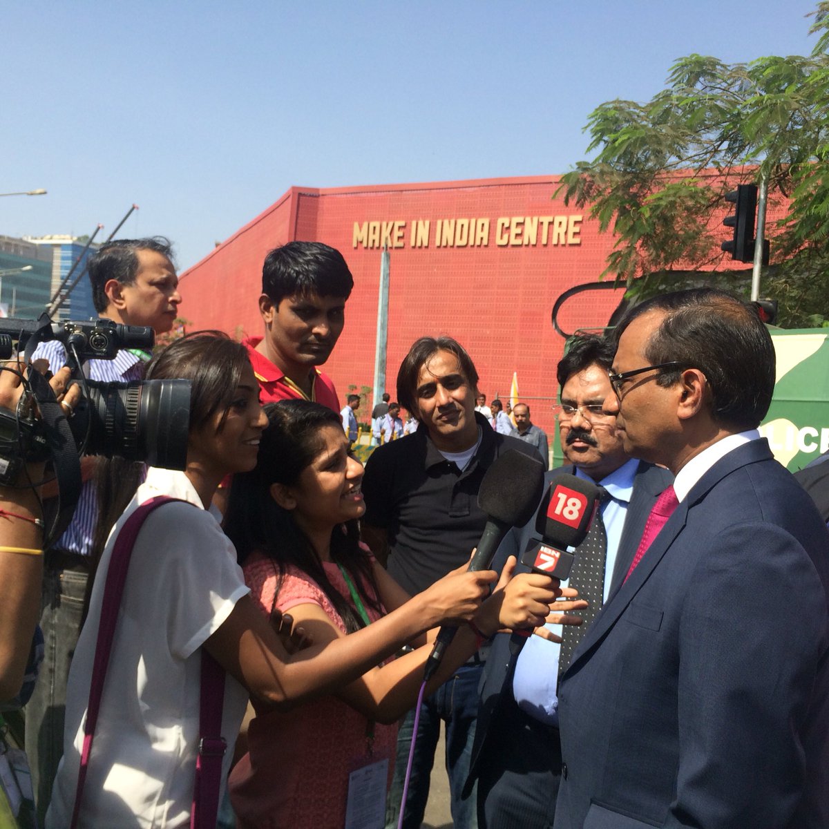 master_preneur's tweet photo. Stay tuned for Live updates from #MakeInIndia #MakeInIndiaWeek @CNBC_Awaaz https://t.co/MhGYYP7ngd
