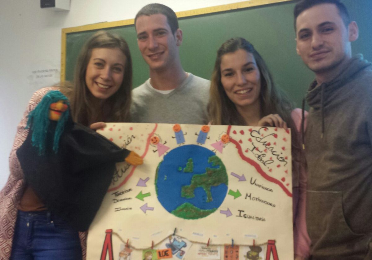 FaculEDUAM's tweet photo. 3 curso #GradoPrimaria Realizando conclusiones graficas del aprendizaje en clase. Prof. Jessica Cabrera !Vos job! https://t.co/9yv3108G3Z