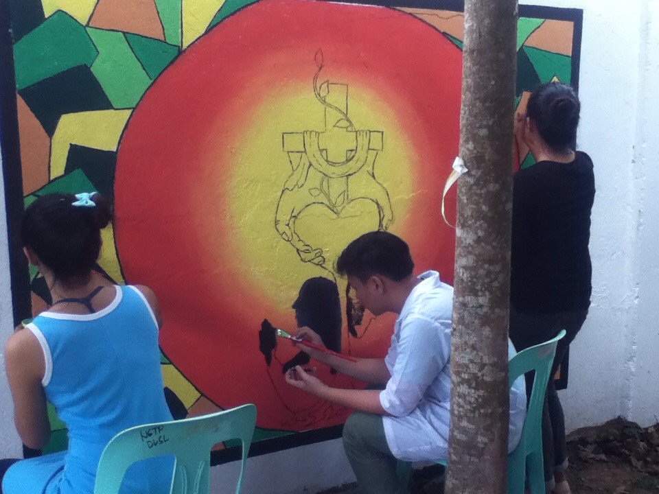 YsunKristine's tweet photo. So proud of us 🙈😁 G1A mural making contest 👍 @francisjayjay #susane https://t.co/Ad6bgdZhyT